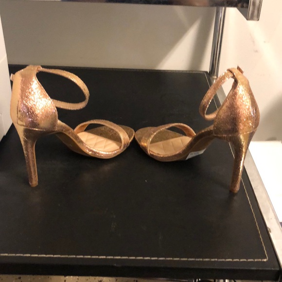 Rouge Helium Heels - Picture 4 of 8